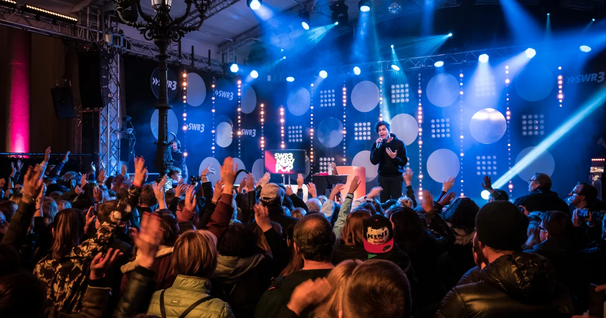 Header Banner Alex Aiono
