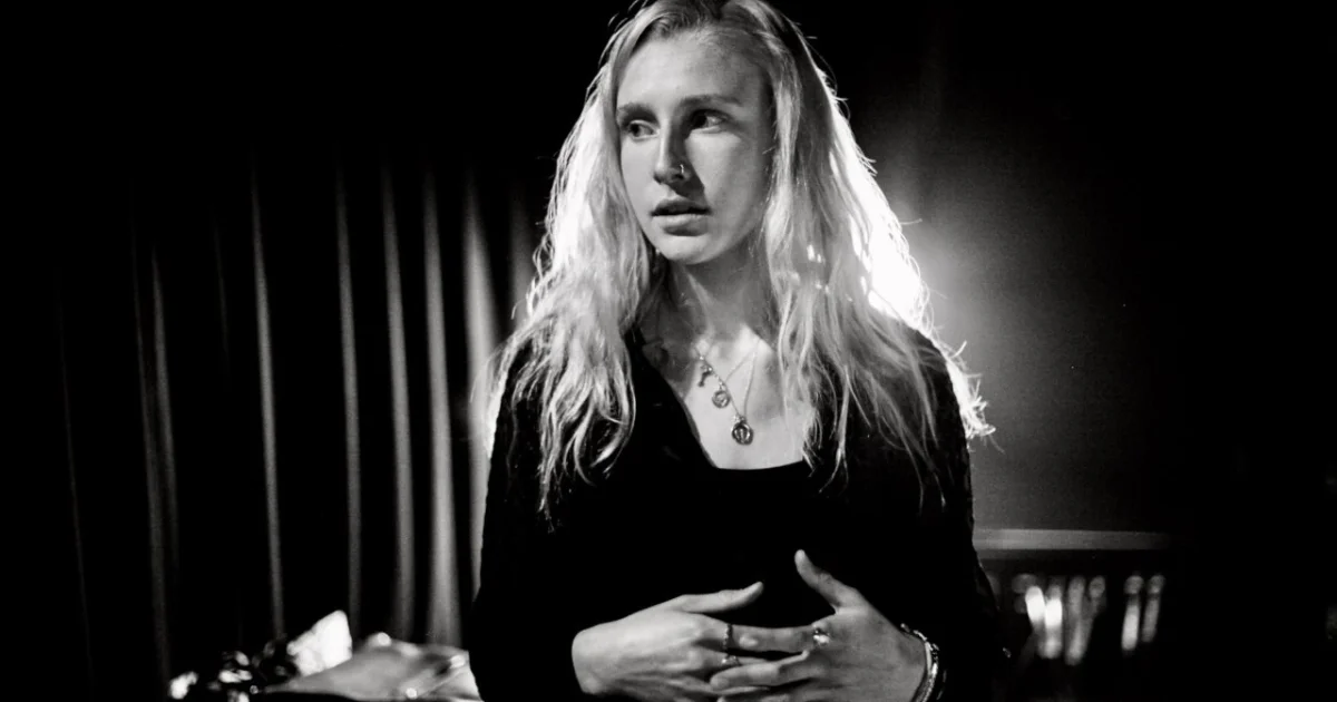 Header Banner Billie Marten