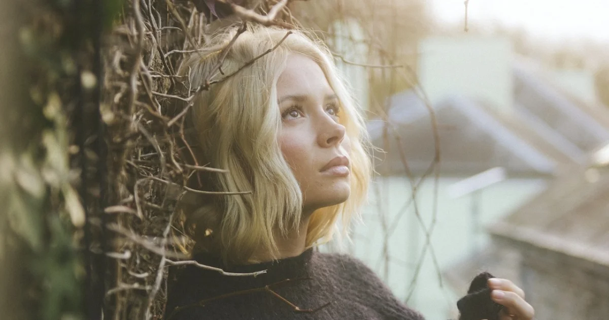Header Banner Nina Nesbitt