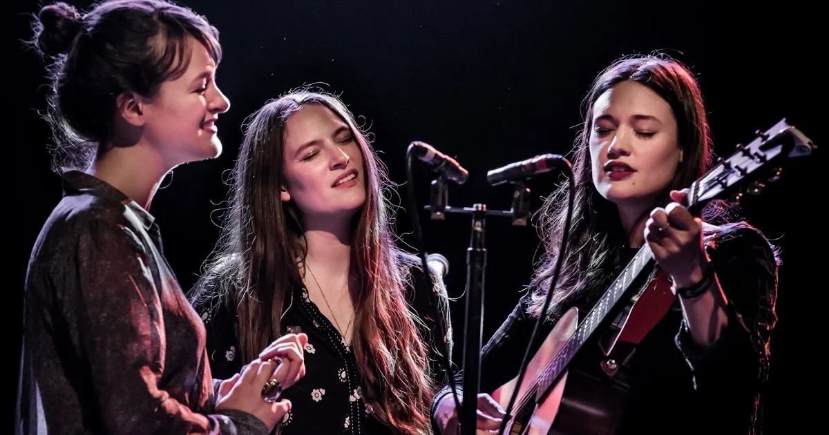 Header Banner The Staves
